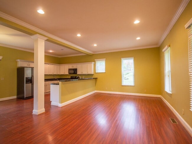 Building Photo - Nice Home with Country Setting!
