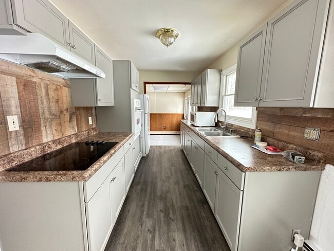 Building Photo - 3 Bedroom Home with Large Yard – Western Schools