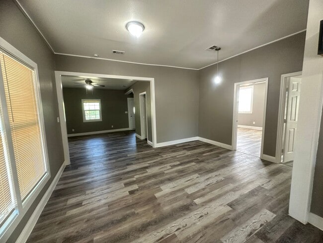 Building Photo - Coming Soon! Spacious 3 Bed 2 Bath home fo...