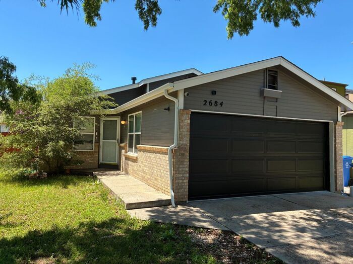 Foto principal - Tri-level Home with 4 bedrooms in Loveland!