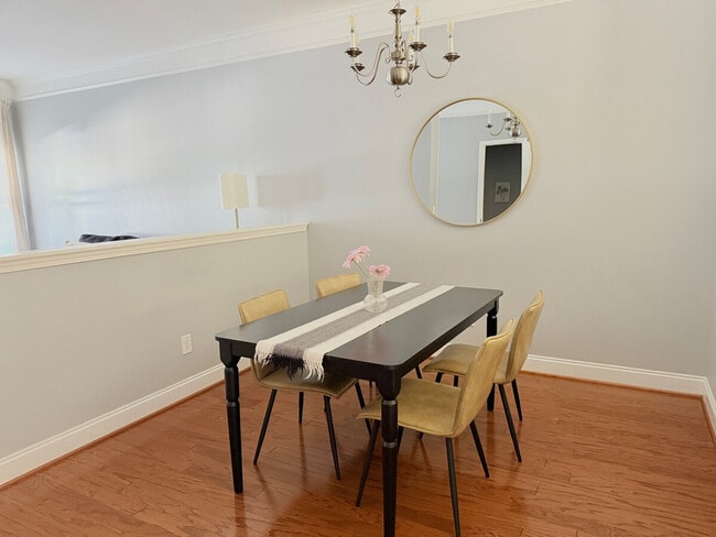 Foto del edificio - 617 Lake Forest Road