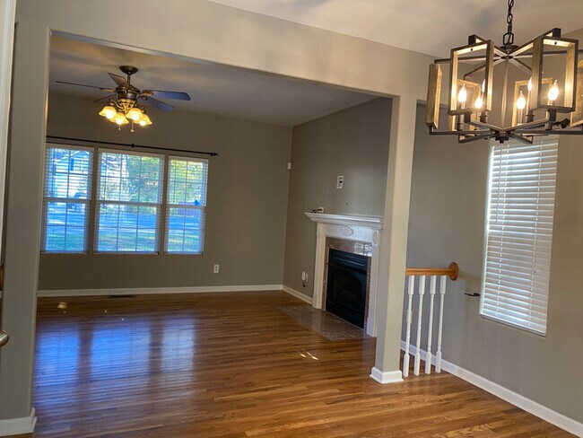 Foto del edificio - Ridge Crest subdivision home with fenced y...