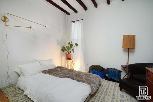 Foto del edificio - 5 bedroom in Flushing NY 11385