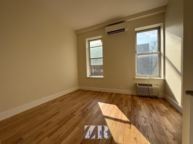 Foto del edificio - 735 Rogers Ave