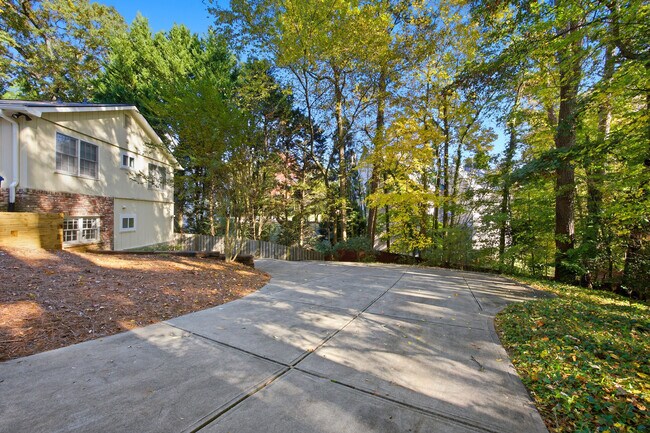 Building Photo - 943 Ferncliff Rd NE