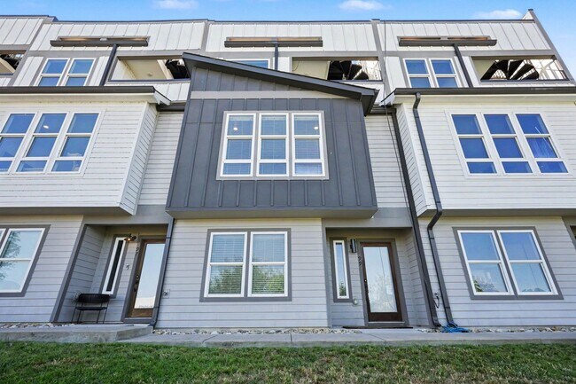 Building Photo - Downtown Views with Contemporary Comfort!
