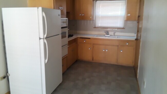 Kitchen - 1716 W Touhy Ave