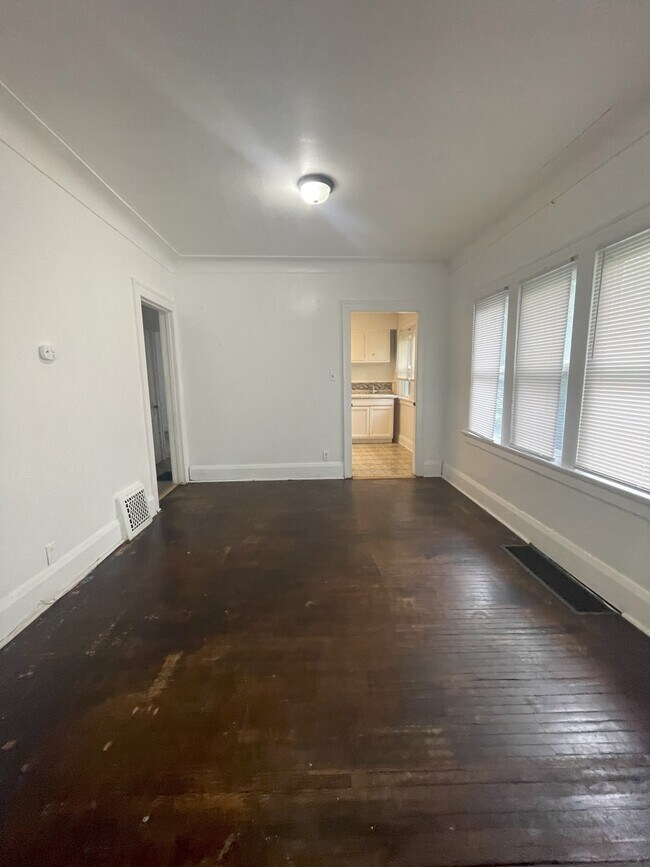 Building Photo - 1537 Carlyle St