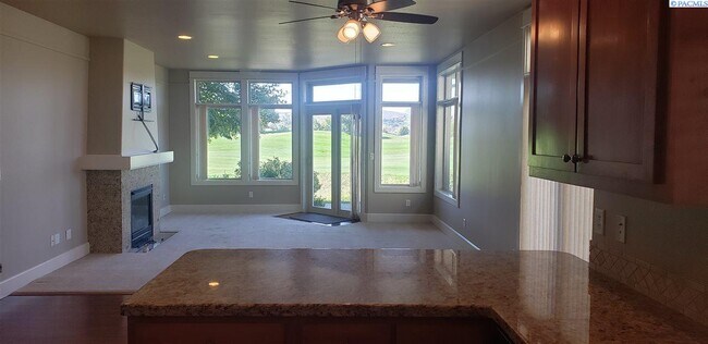 Building Photo - Golf Course Frontage Single Level Condo