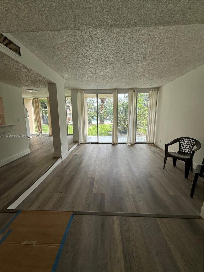 Foto del edificio - 9441 Live Oak Pl