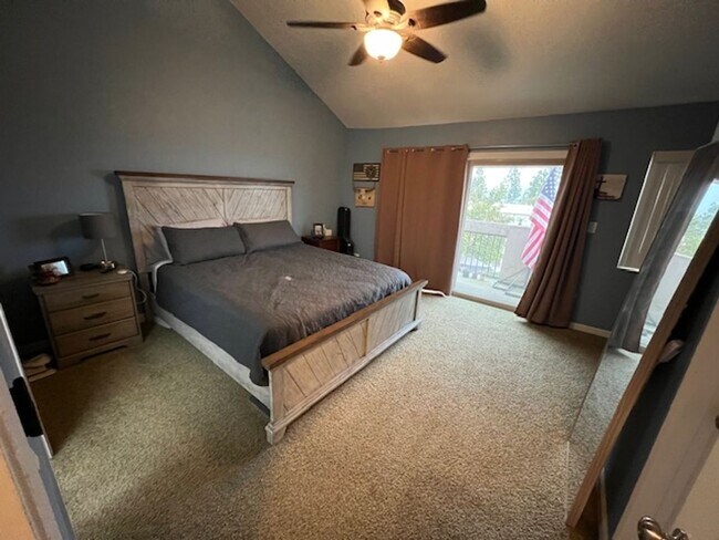 Building Photo - Tri-level Townhome in Fletcher Hills!