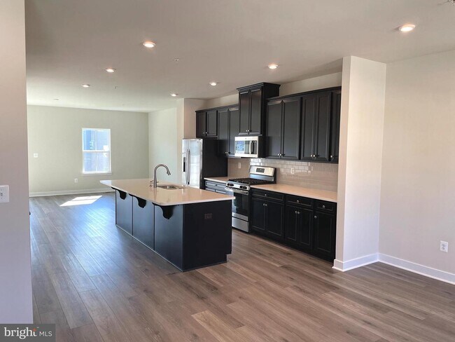 Building Photo - 8121 Primrose Ln