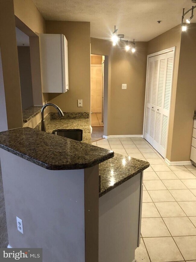 Building Photo - 3011 Hunting Ridge Dr