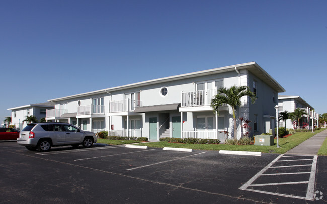 Building Photo - Palms at Waters Edge