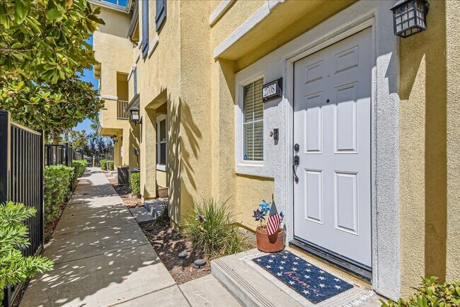 Building Photo - Don't Miss Out!! Remodeled 3 Bed | 3.5 Bath Townhome in Eastlake