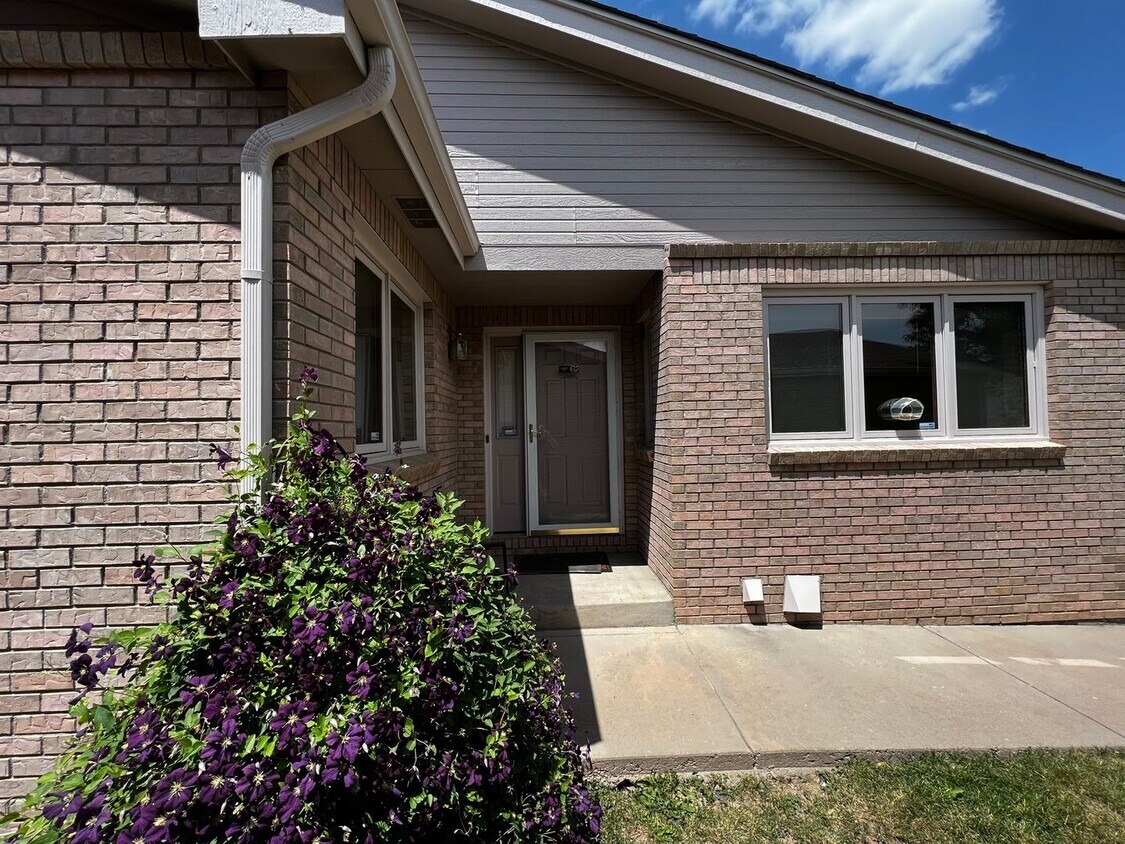 Primary Photo - Charming Townhouse!
