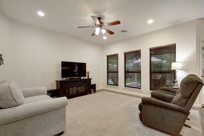 Foto del edificio - 2251 Hazelwood Dr