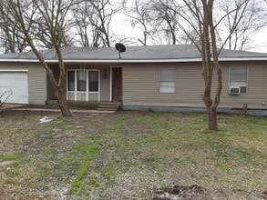 Building Photo - 300 E 12th St