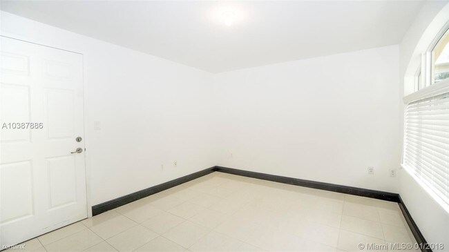 Foto del edificio - 18407 NE 27th Ct