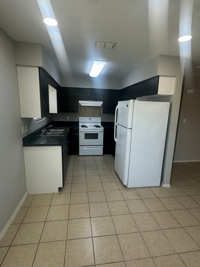 Foto del edificio - 406 E 3rd St
