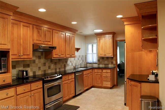 Building Photo - 4186 Wabeek Lake Dr S