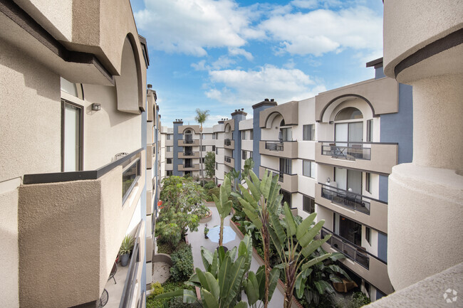 Courtyard - Palm Court Apartments