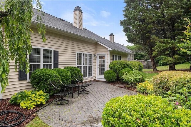Building Photo - charming 3-bedroom, 2-bath home offering t...