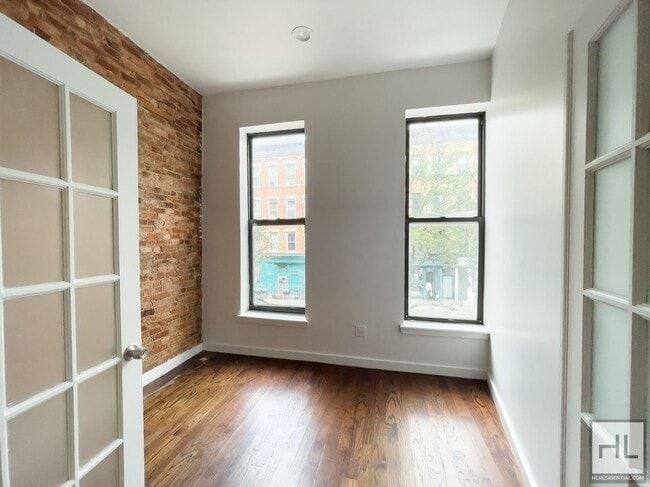 Building Photo - TOMPKINS AVENUE / Spacious 4-Bed 1-Bath