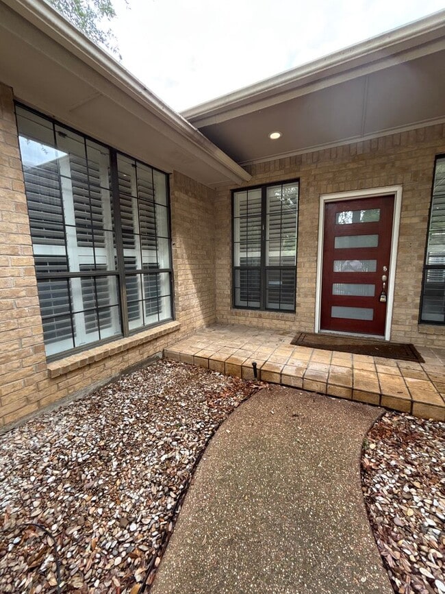 Building Photo - 5026 Bellaire Dr S