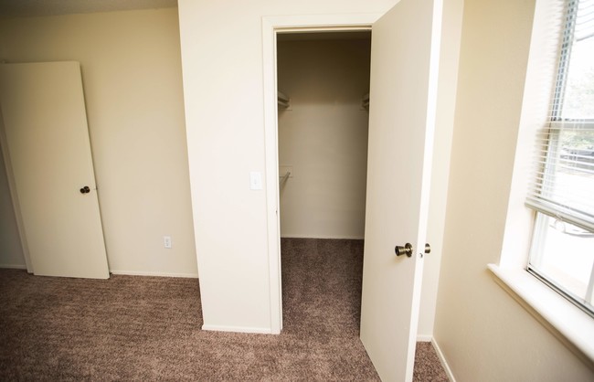 Walk-in Closets - Cottonwood Townhomes