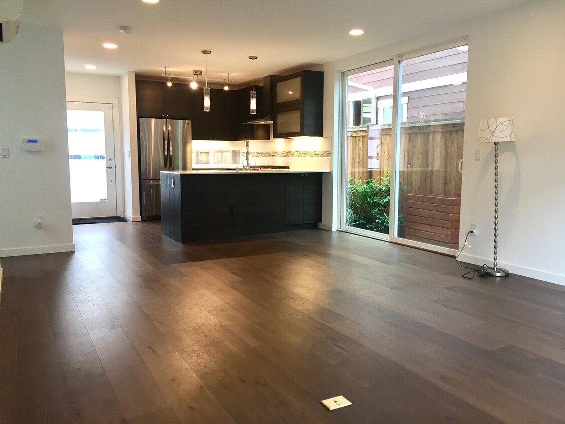 Primary Photo - Gorgeous Modern Townhouse in Leschi!