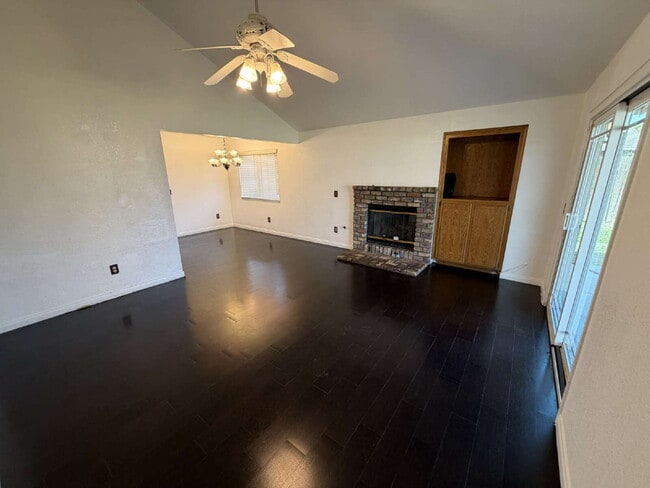 Foto del edificio - Spacious Single-Story Home with Large Yard & Classic Charm