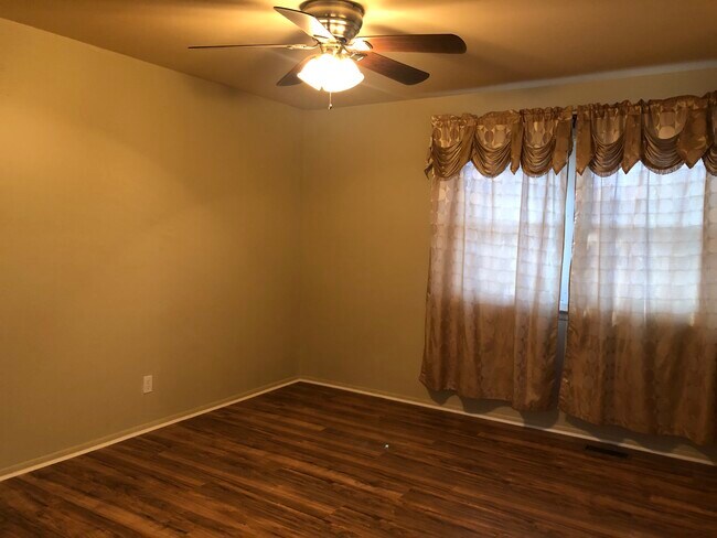 Foto del edificio - 570 Jamestown Ct