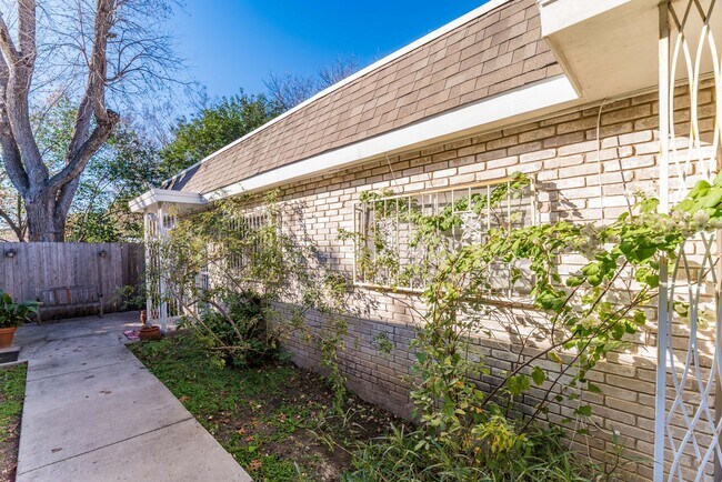 Building Photo - FURNISHED 2-BEDROOM CONDOMINIUM IN ALAMO H...