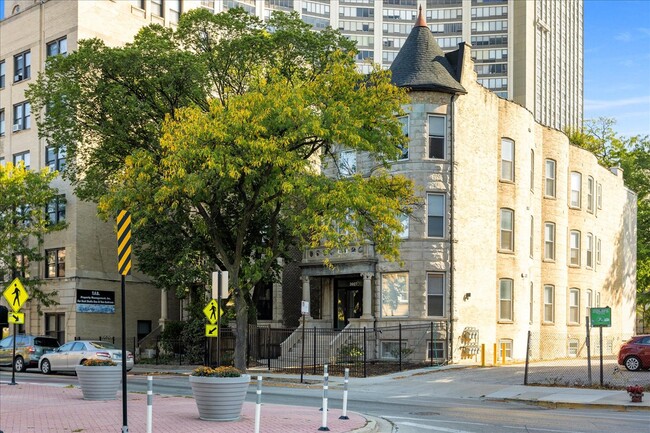Foto del edificio - 3927 N Clarendon Ave