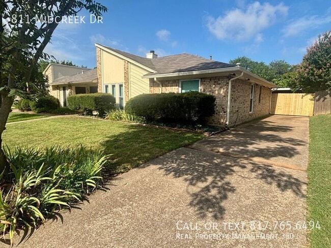 Foto del edificio - 811 Midcreek Dr