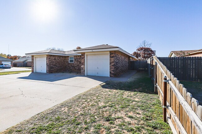 Building Photo - Newly Remodeled Modern 2 bedroom with a garage