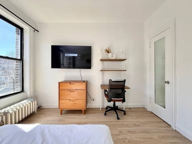 Building Photo - Nice room in a good neighborhood