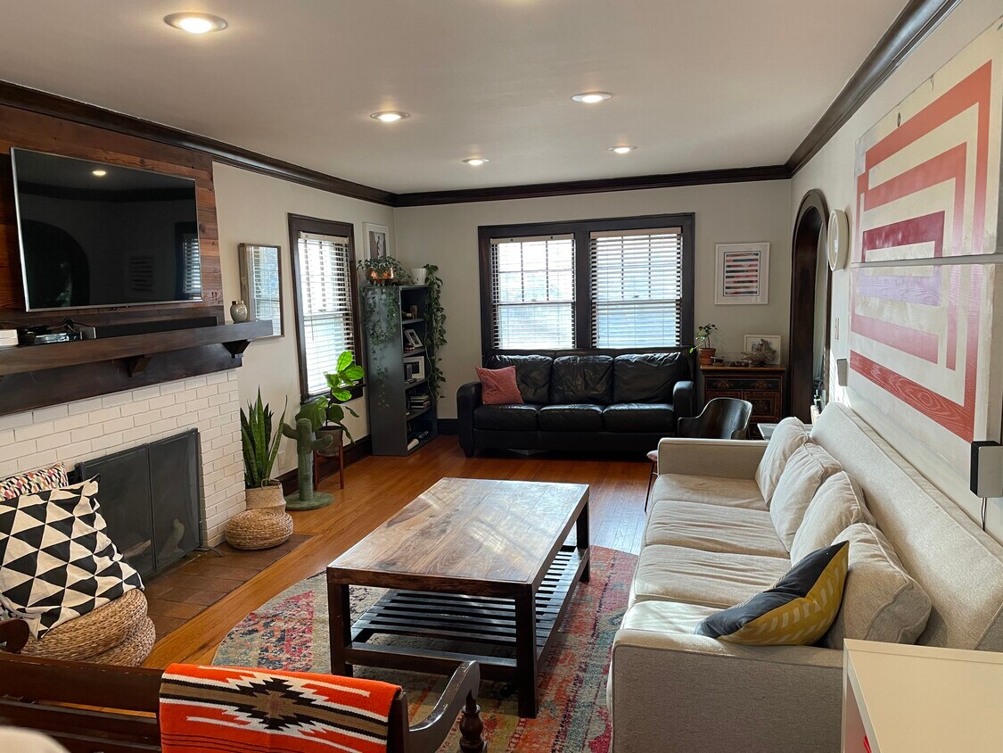 Family size living room with plenty of seating - 5703 Rockhill Rd