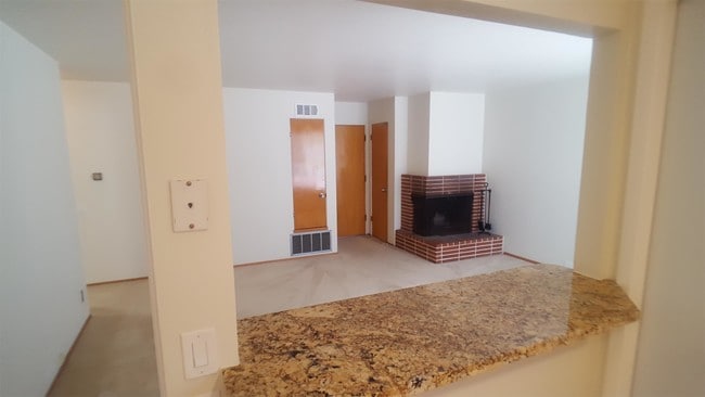 Building Photo - 124 Locksley Ave
