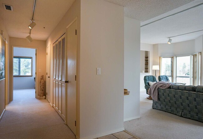 Foto del edificio - CDA NORTH CONDO - JUST LISTED ONE BEDROOM CONDO!