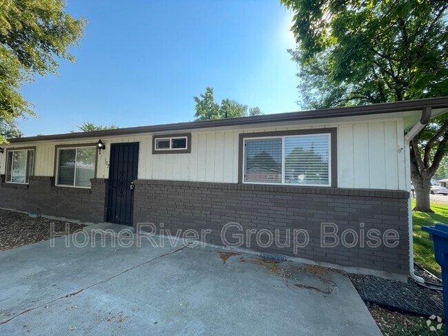 Building Photo - 102 N Homedale Ave