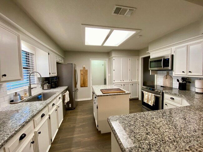 Foto del edificio - 5062 Lakeway Dr