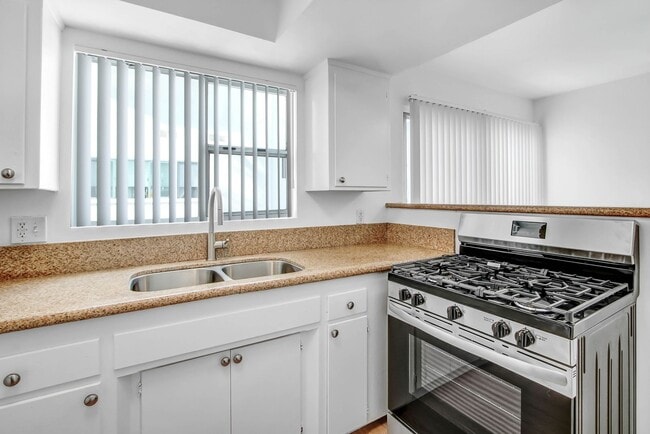 Foto del edificio - 744 S.Windsor Blvd. - just south of Wilshire Blvd.