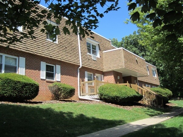 Building Photo - 905 W Aaron Dr