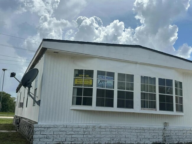 Foto del edificio - 8401 Breeze Hill Dr
