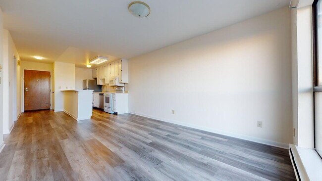 Foto del edificio - Charming 2BD/1BA Apartment in Prime Neighborhood with Parking