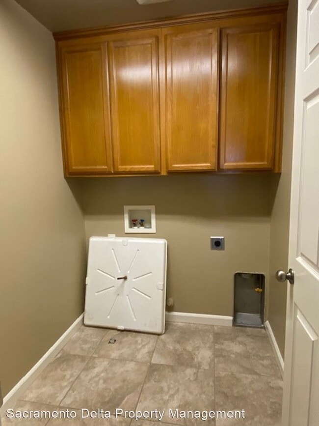Building Photo - 5 br, 3 bath House - 2851 Le Bourget Lane