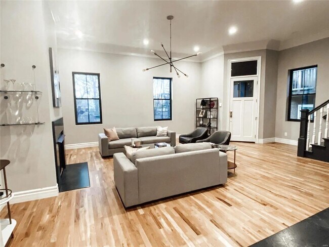 Building Photo - Luxury 3Bed/2.5Bath Townhome in Soulard