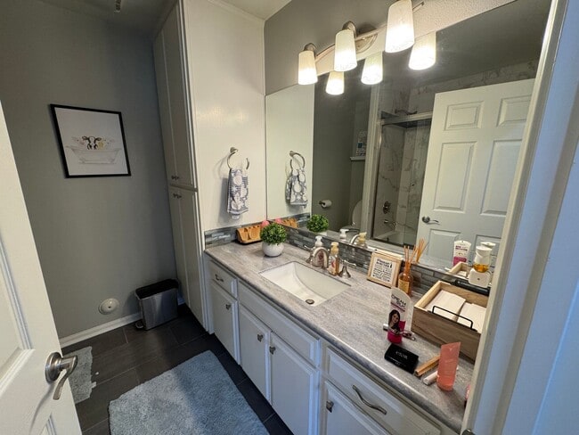 Building Photo - Spacious, updated and inviting